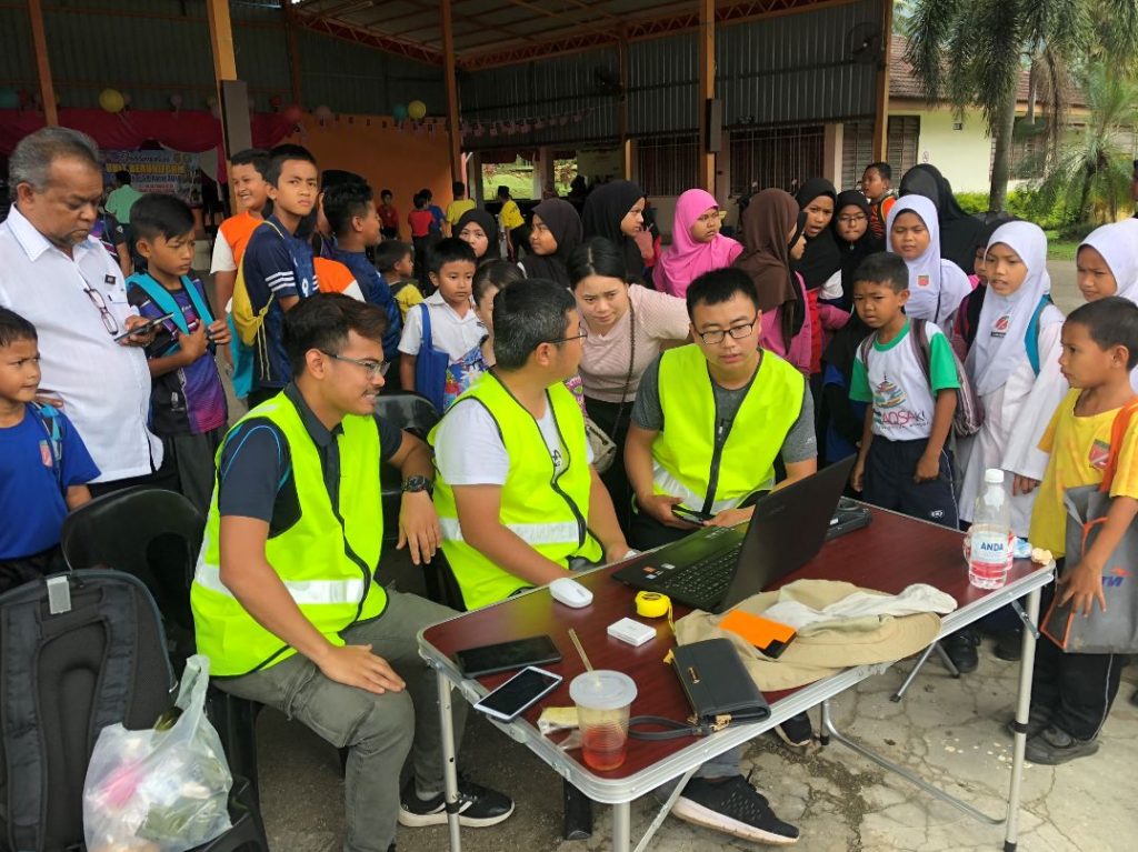 JOUAV technical team promotes drone knowledge to students at school