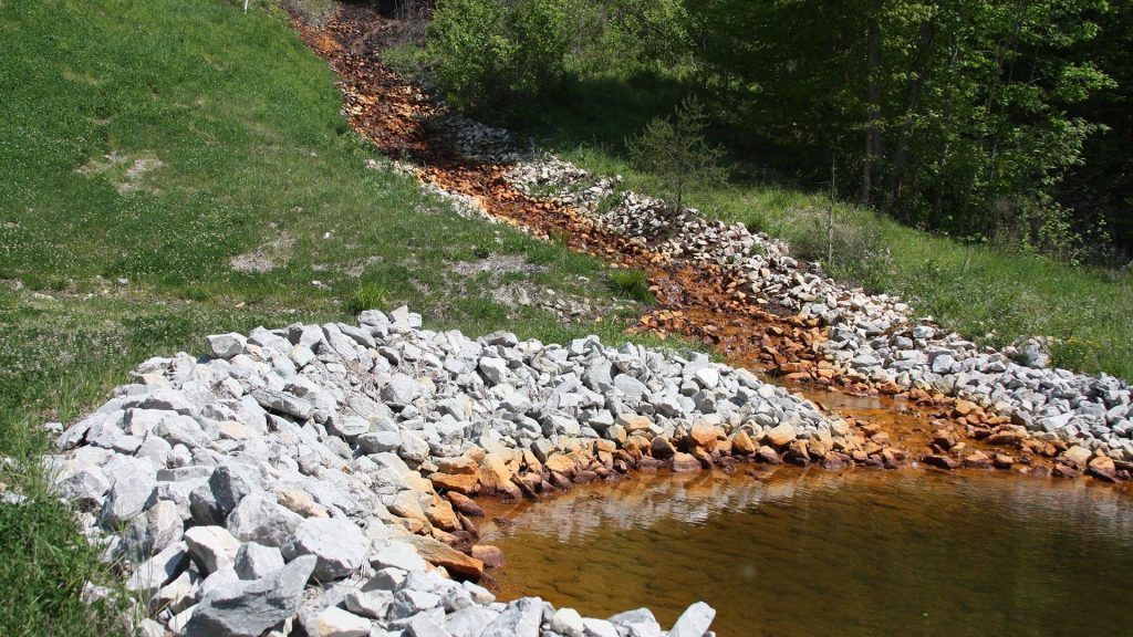 Acid mine drainage treatment with limestone