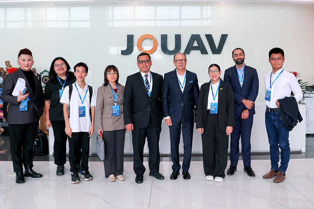 International delegates pose for a group photo during their visit to JOUAV Tech Park in Chengdu.