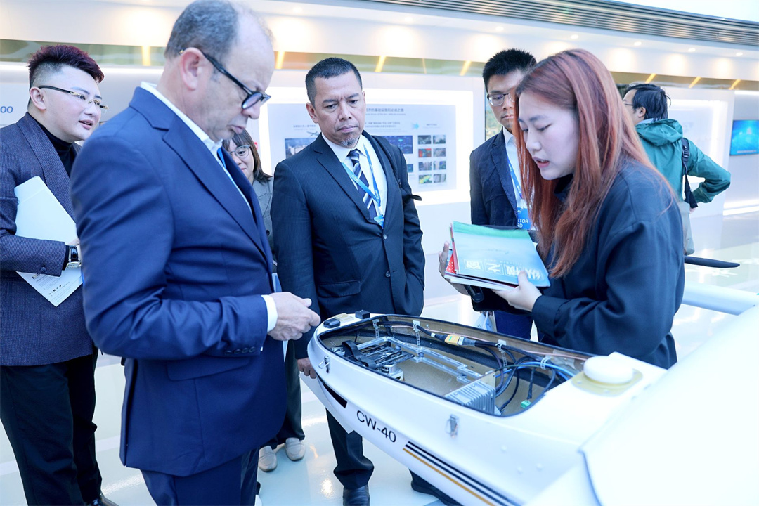 The international delegation explores JOUAV’s industrial UAV technologies and solutions in the company’s exhibition hall.