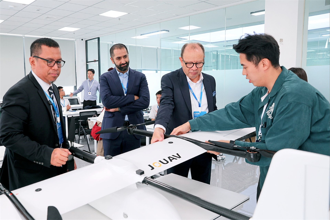 Delegates get hands-on experience assembling the JOUAV CW-15 VTOL fixed-wing UAV under the guidance of JOUAV’s technical team.