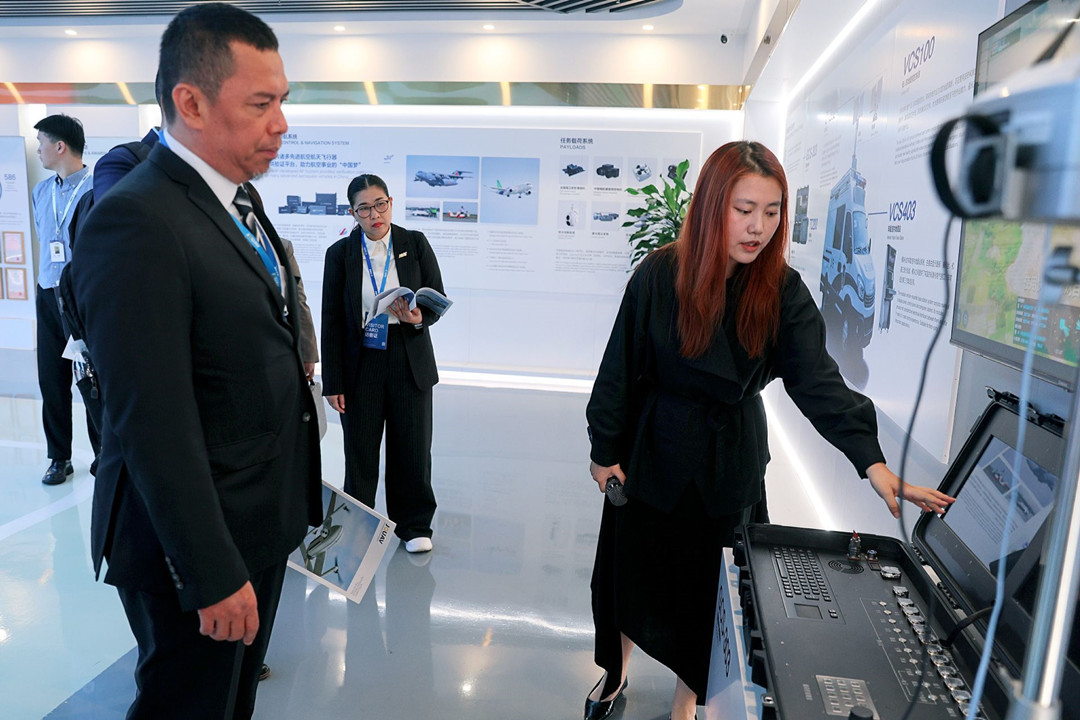 The international delegation explores JOUAV’s industrial UAV technologies and solutions in the company’s exhibition hall.